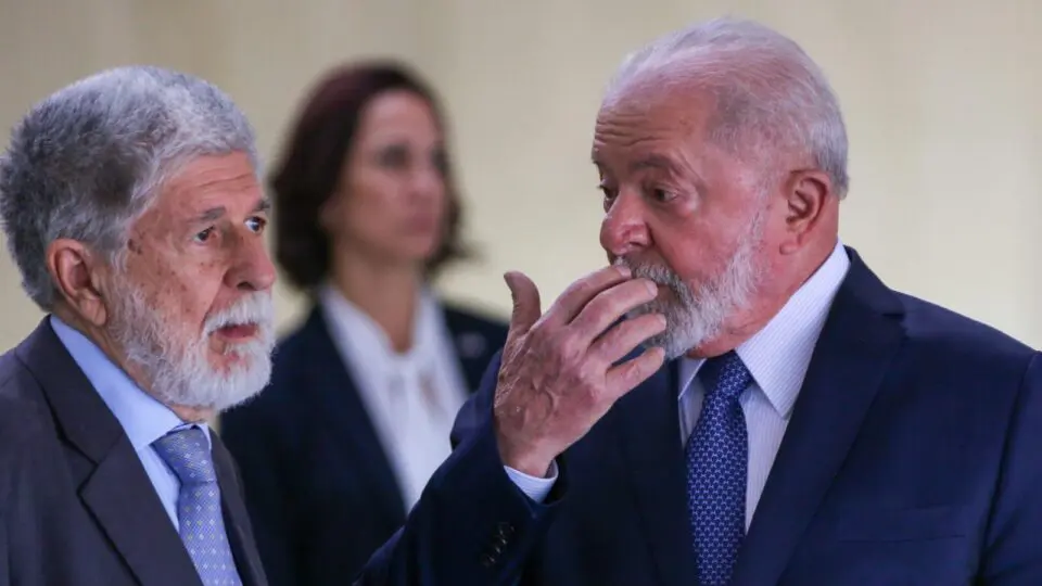 Assessor especial da presidência, Celso Amorim conversa com presidente Lula durante evento em junho de 2023