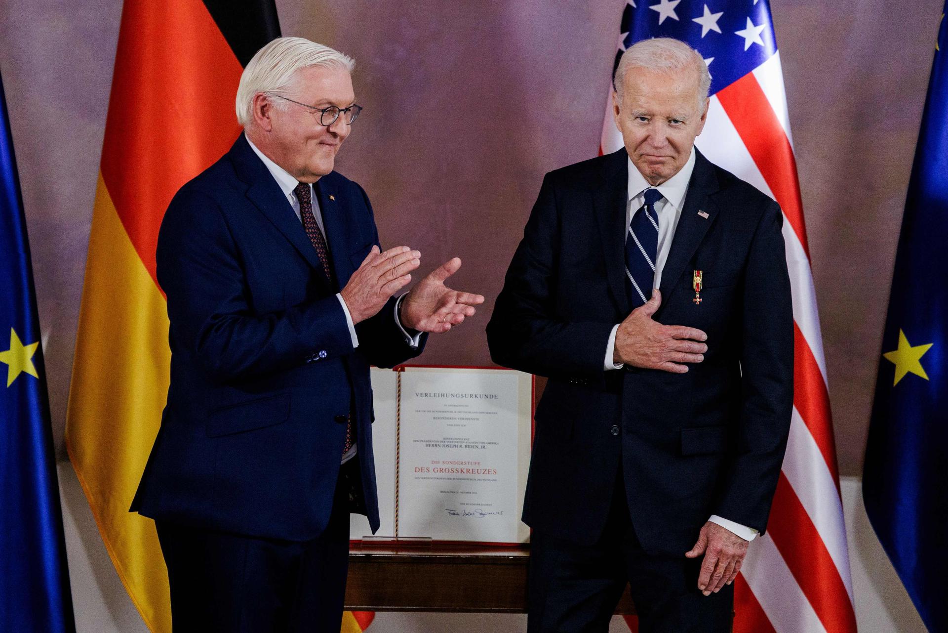 O presidente alemão, Frank-Walter Steinmeier (à esquerda), concedendo ao presidente dos EUA, Joe Biden, a Grã-Cruz da Ordem do Mérito da República Federal da Alemanha, nesta sexta (18)