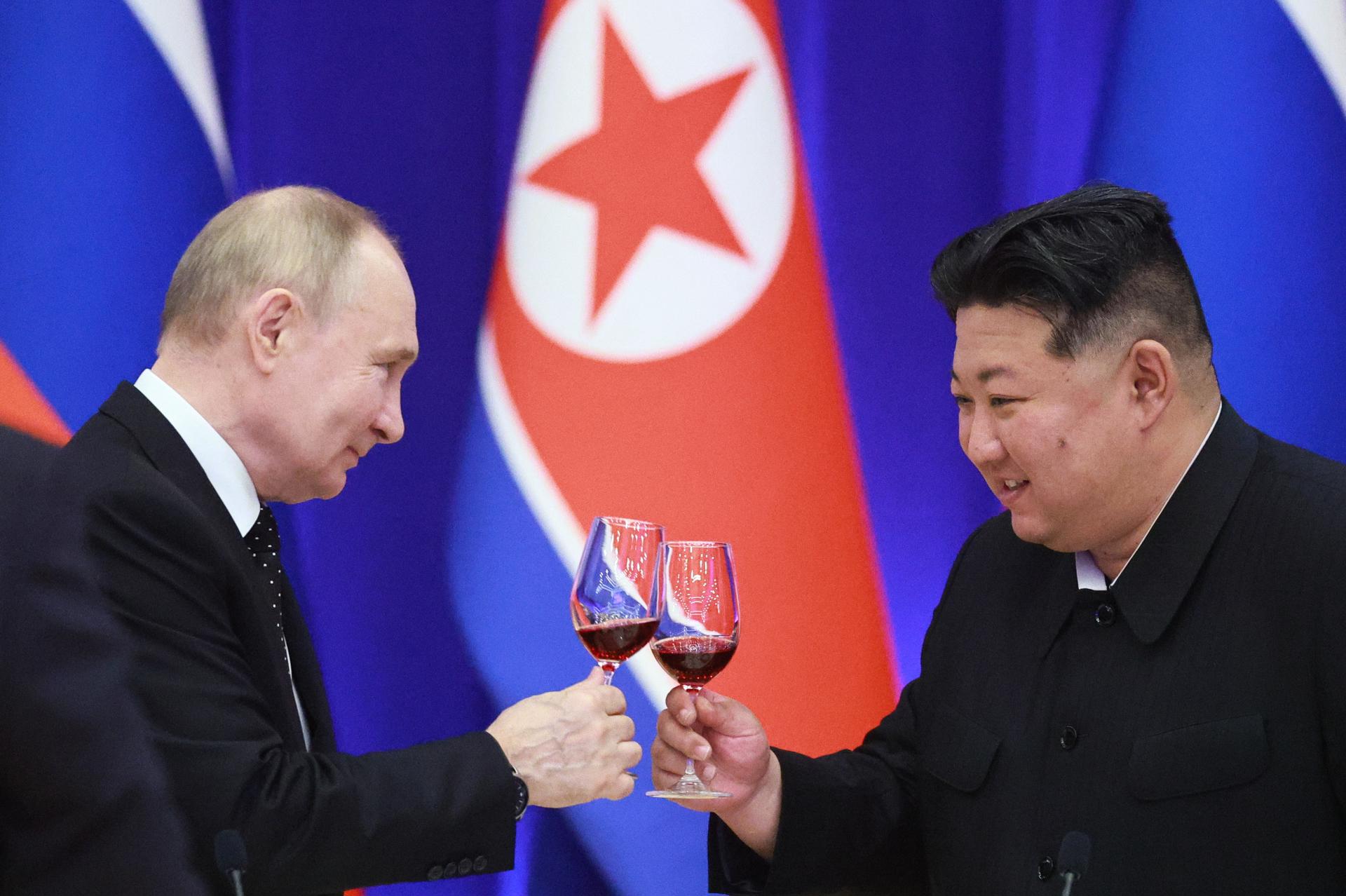 Os ditadores da Rússia, Vladimir Putin, e Coreia do Norte, Kim Jong-un, fazem um brinde durante a recepção oficial em homenagem à visita do chefe do Kremlin à Pyongyang em junho deste ano.