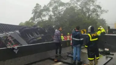 Acidente grave foi registrado na BR-376, no fim deste domingo (20).