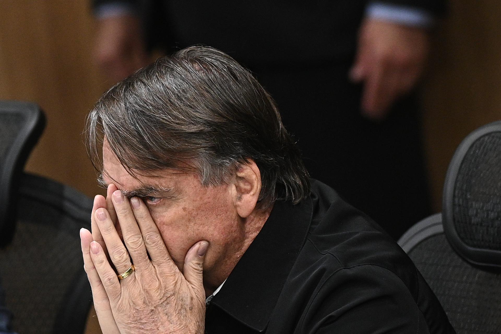 Primeira Turma do STF também negou, por unanimidade, devolução de passaporte de Bolsonaro.