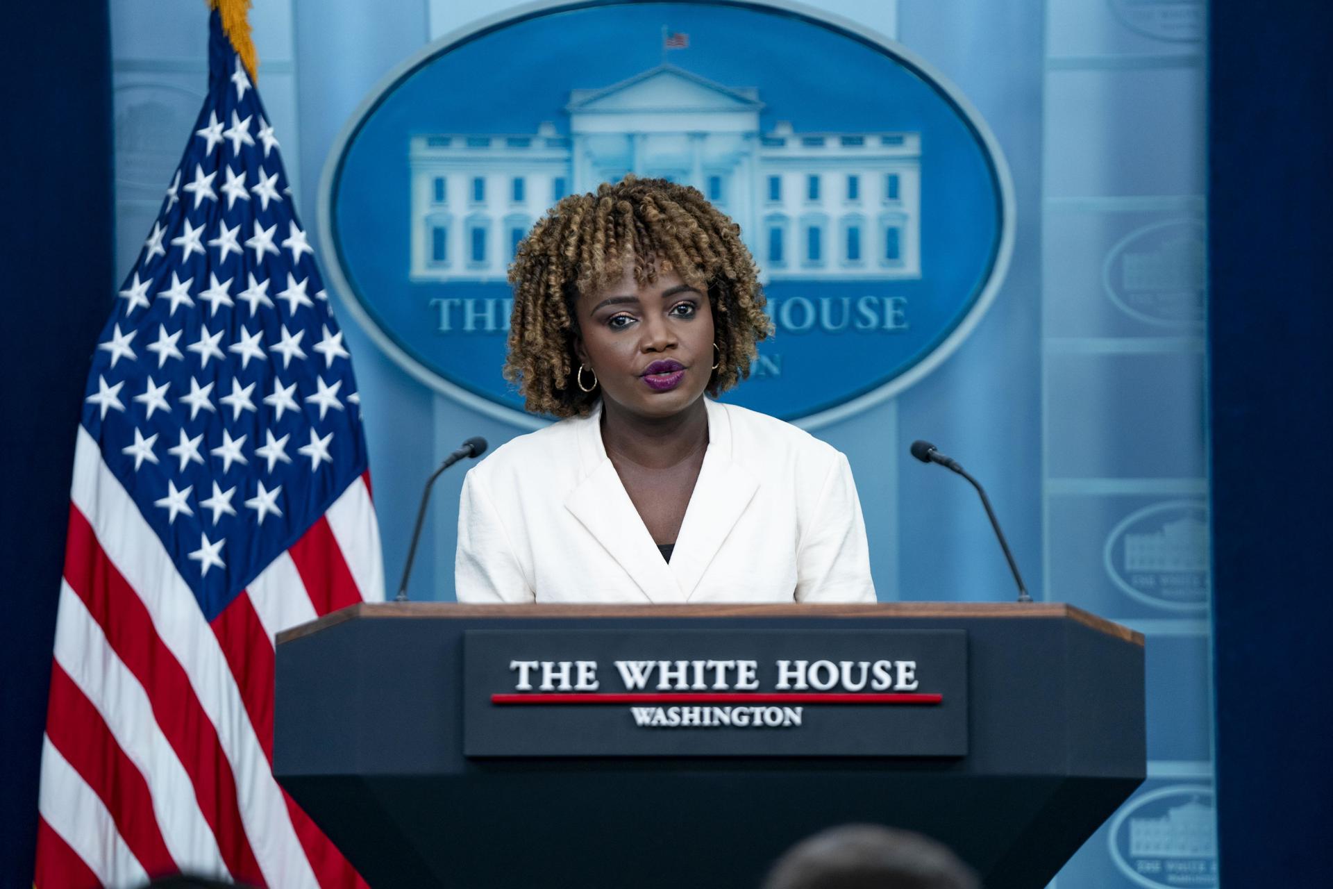 A porta-voz da Casa Branca, Karine Jean-Pierre, durante coletiva de imprensa em 18 de setembro
