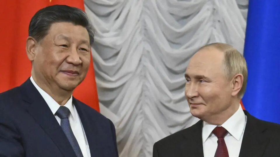 O ditador russo Vladimir Putin (à direita) recebe o líder autoritário chinês Xi Jinping durante a reunião da Cúpula do BRICS em Kazan, Rússia, em 22 de outubro de 2024.