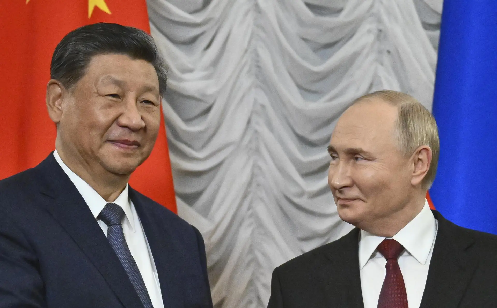 O ditador russo Vladimir Putin (à direita) recebe o líder autoritário chinês Xi Jinping durante a reunião da Cúpula do BRICS em Kazan, Rússia, em 22 de outubro de 2024.