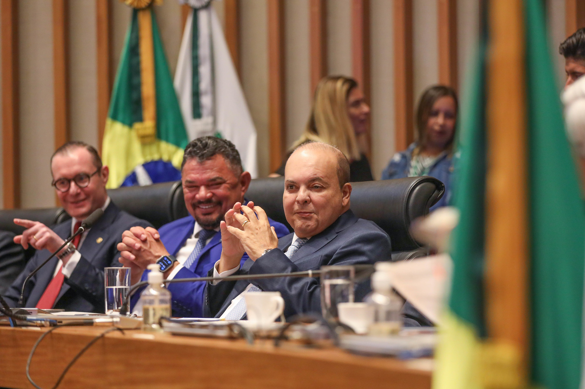 Ibaneis criticou Moro durante homenagem a Zanin. Na imagem (da esquerda para direita): Zanin, o deputado Hermeto (MDB) e Ibaneis.