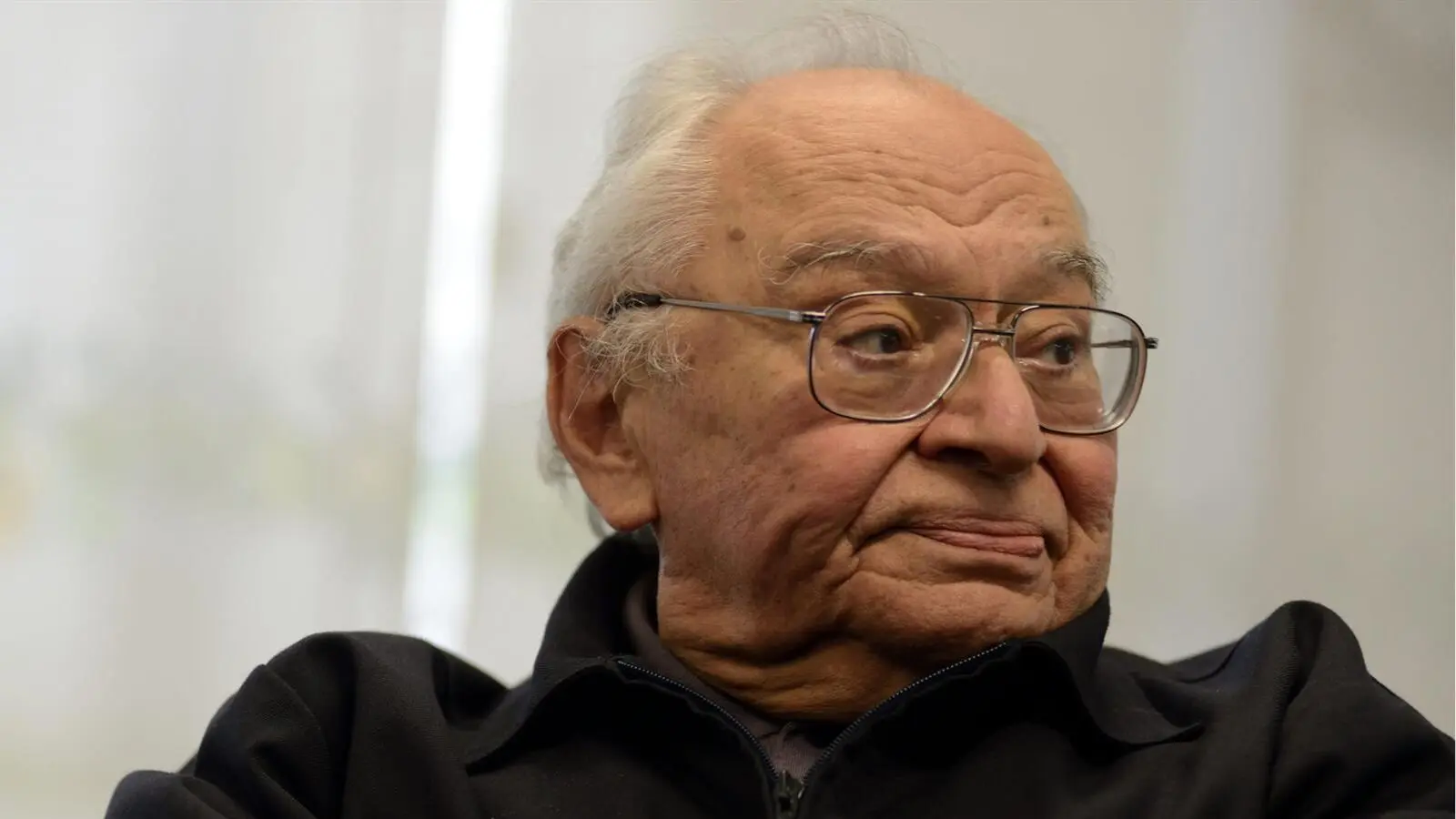 Gustavo Gutiérrez, fotografado durante entrevista coletiva ao lado do então presidente do Banco Mundial, Jim Yong Kim, em 2013.