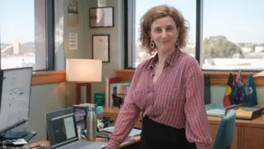 A atriz Felicity Ward assume o papel de chefe em "The Office"