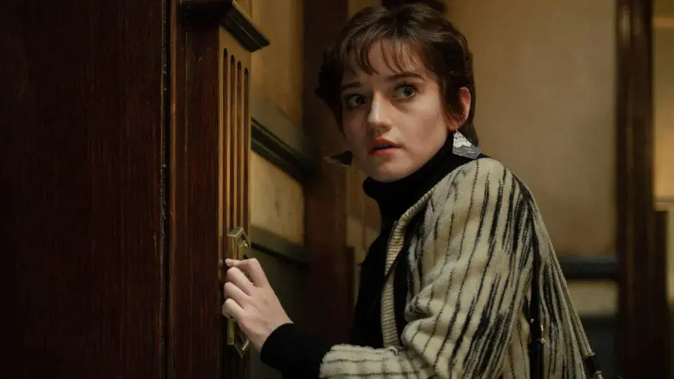 Estrela de "Inventando Anna" e "Ozark", Julia Garner protagoniza "Apartment 7A"