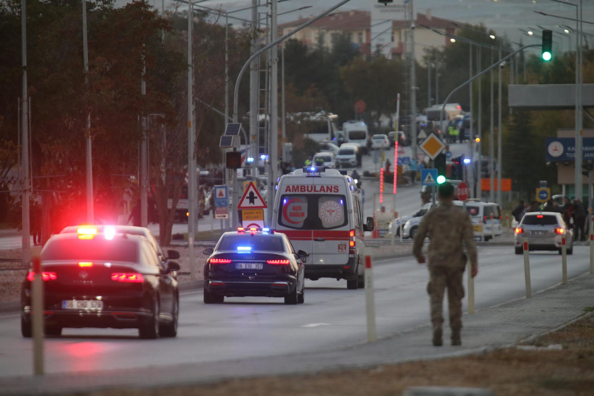 Ambulâncias chegam enquanto policiais protegem a área durante um ataque terrorista na sede do Centro Aeroespacial e de Aviação Turco (TUSAS) em Ancara, Turquia, 23 de outubro de 2024.