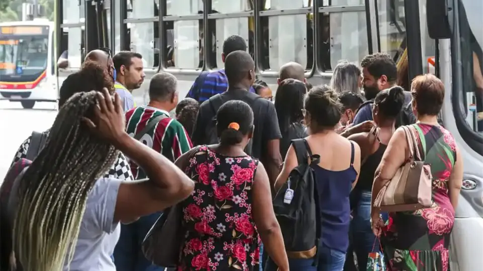 Proporção de mulheres responsáveis por lares brasileiros se equipara à de homens, diz IBGE