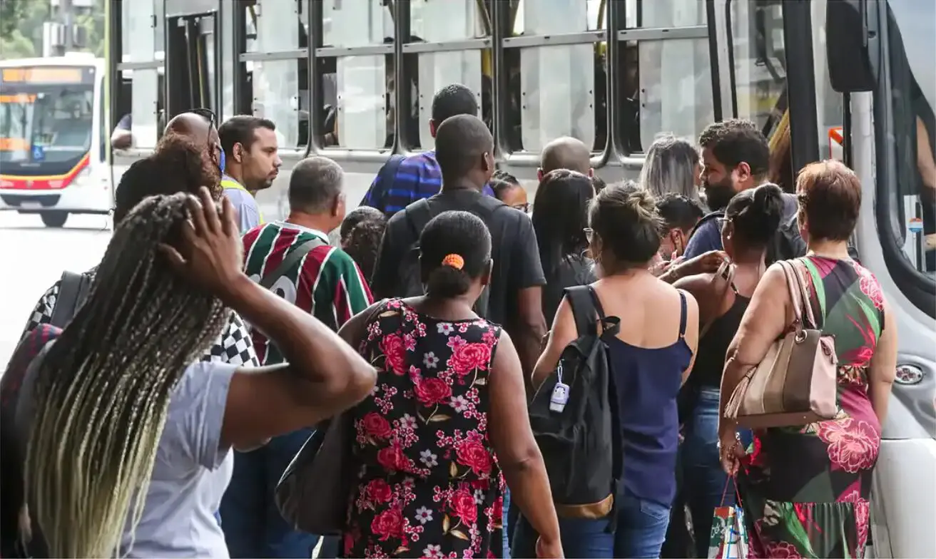 Proporção de mulheres responsáveis por lares brasileiros se equipara à de homens, diz IBGE