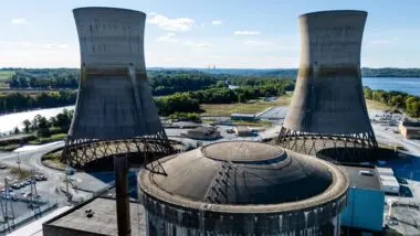 Imagem feita com um drone mostra o reator da Unidade 2 (em primeiro plano) da usina nuclear fechada de Three Mile Island, perto de Middletown, Pensilvânia, EUA, 10 de outubro de 2024. O reator da Unidade 1 da usina será reativado em 2028 para fornecer energia aos data centers de propriedade da gigante de tecnologia Microsoft. Em 1979, um colapso parcial no reator da Unidade 2 de Three Mile Island causou o pior acidente nuclear da história dos EUA.