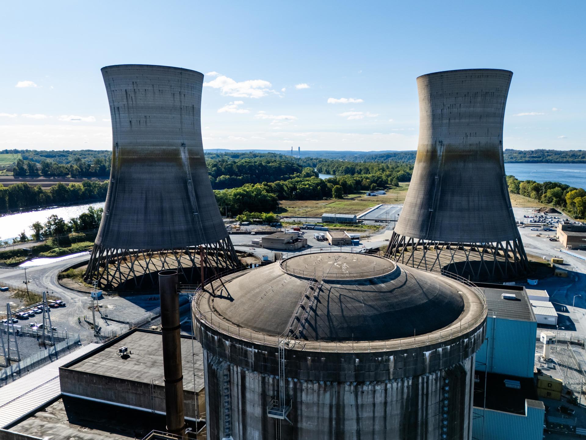 Imagem feita com um drone mostra o reator da Unidade 2 (em primeiro plano) da usina nuclear fechada de Three Mile Island, perto de Middletown, Pensilvânia, EUA, 10 de outubro de 2024. O reator da Unidade 1 da usina será reativado em 2028 para fornecer energia aos data centers de propriedade da gigante de tecnologia Microsoft. Em 1979, um colapso parcial no reator da Unidade 2 de Three Mile Island causou o pior acidente nuclear da história dos EUA.