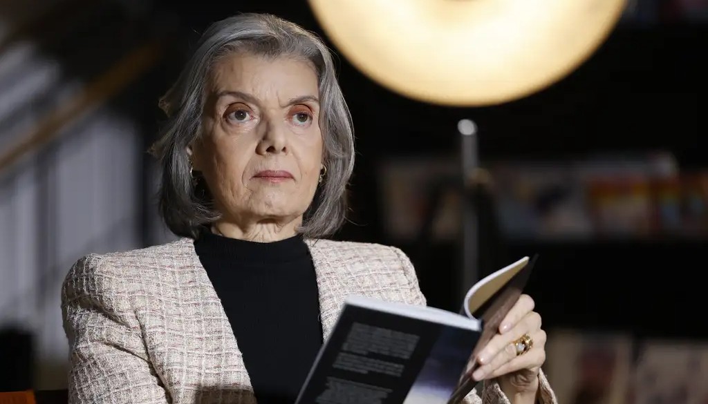 Cármen Lúcia, presidente do TSE, falou em Judiciário independente e imprensa livre ao votar,