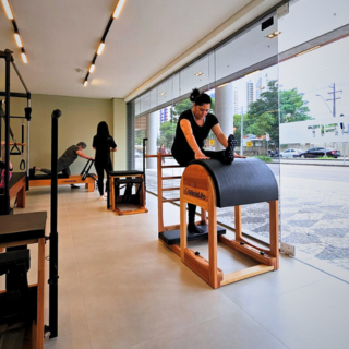 Fortalecer a musculatura não apenas melhora o desempenho físico, mas também oferece suporte às articulações e à coluna, reduzindo a chance de lesões e desgastes com o passar do tempo.