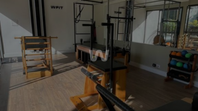 O Pilates utiliza exercícios de baixo impacto, que minimizam a sobrecarga nas articulações.