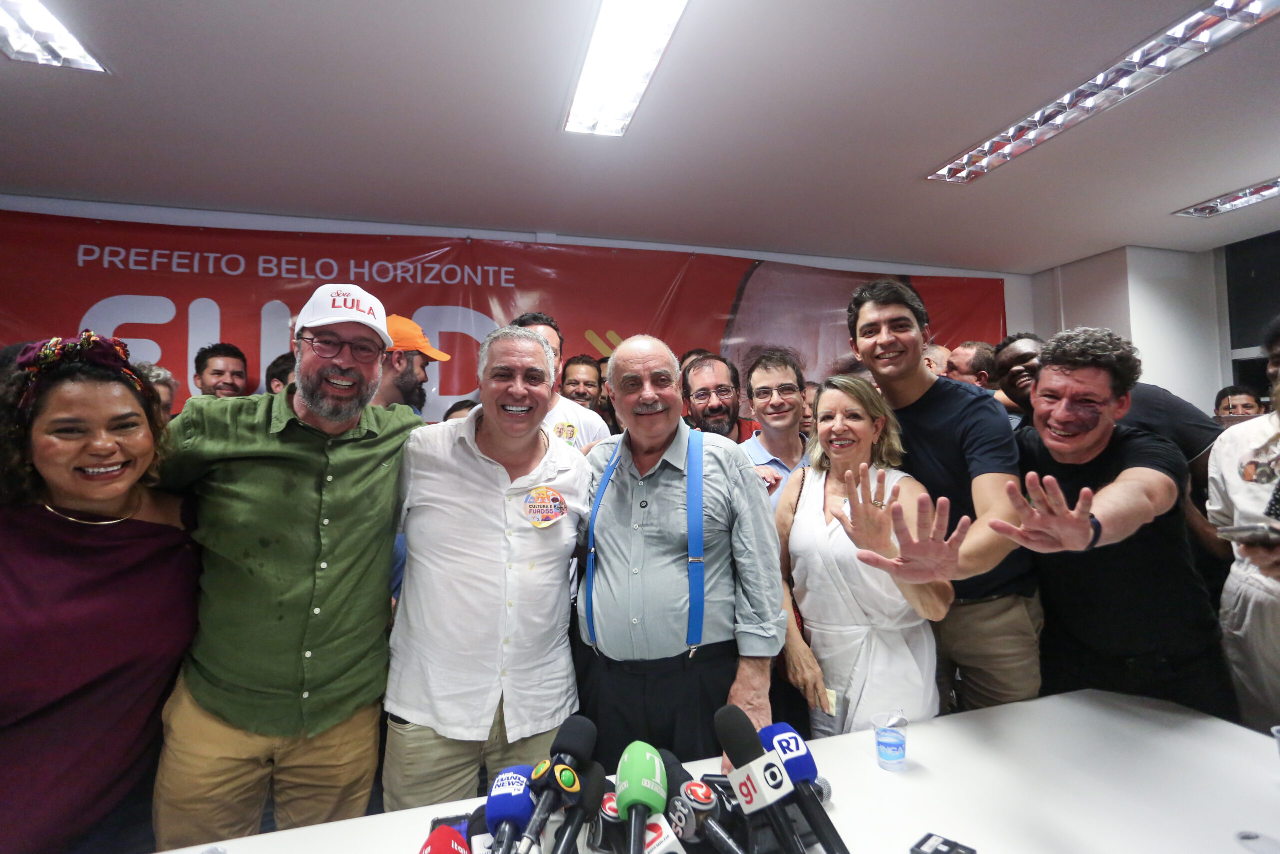 Ao lado do ministro Alexandre Silveira (PSD) e do deputado federal Reginaldo Lopes (PT), o prefeito reeleito Fuad Noman (PSD) comemora a vitória no segundo turno