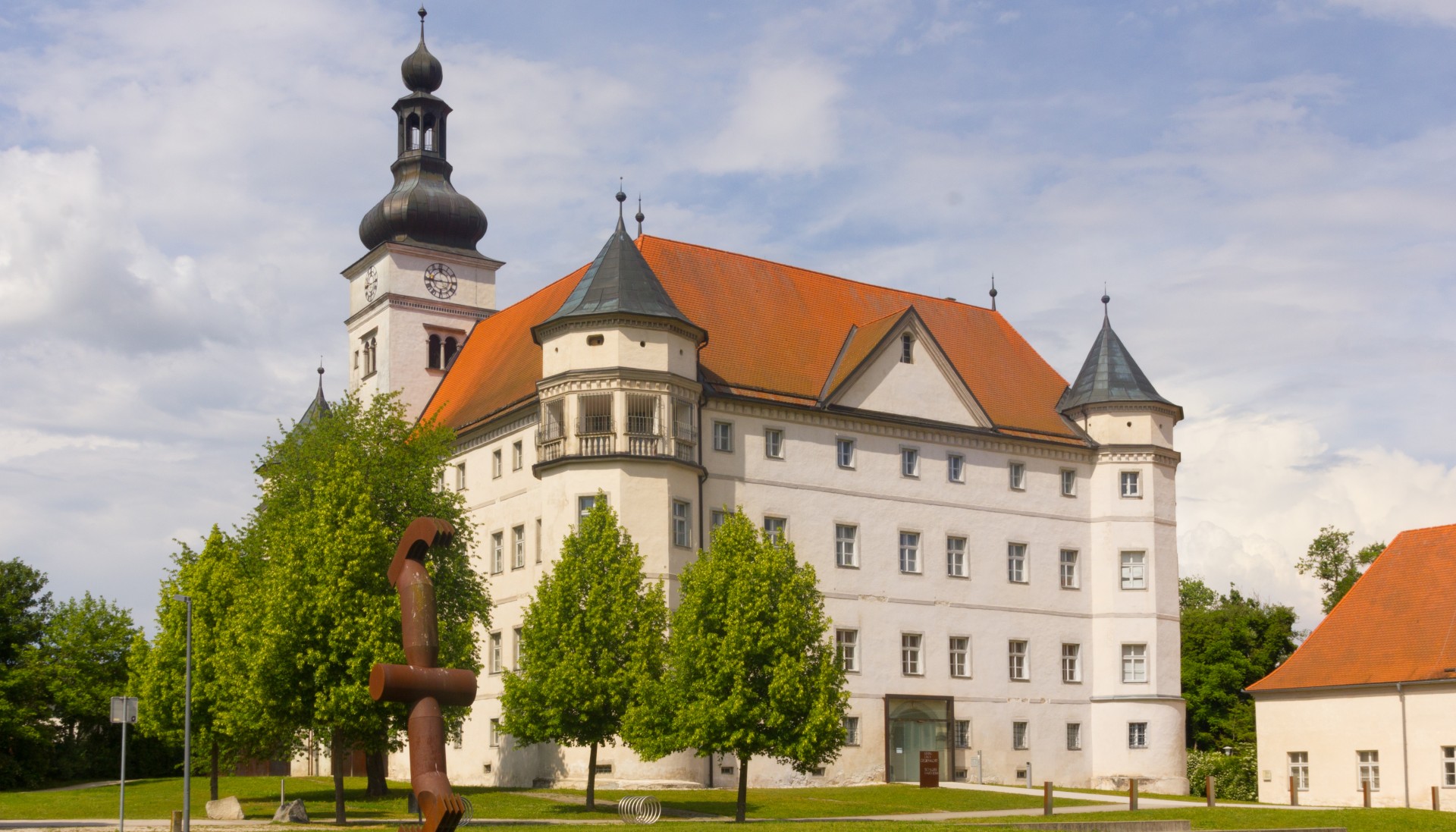 Castelo Hartheim foi usado para um centro de eugenia e eutanásia dos nazistas, um prelúdio e treinamento do que aconteceria nos campos de concentração.