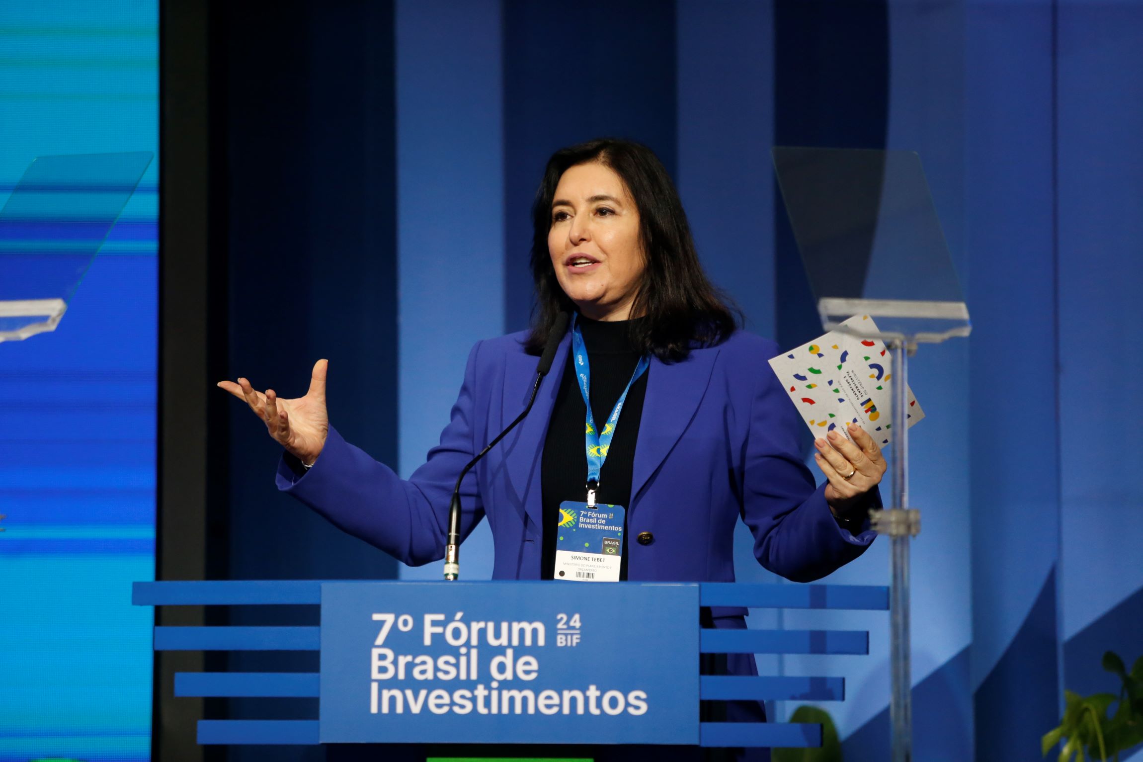 A ministra do Planejamento, Simone Tebet, disse que o momento exige “coragem” para cortar gastos em políticas públicas ineficientes.