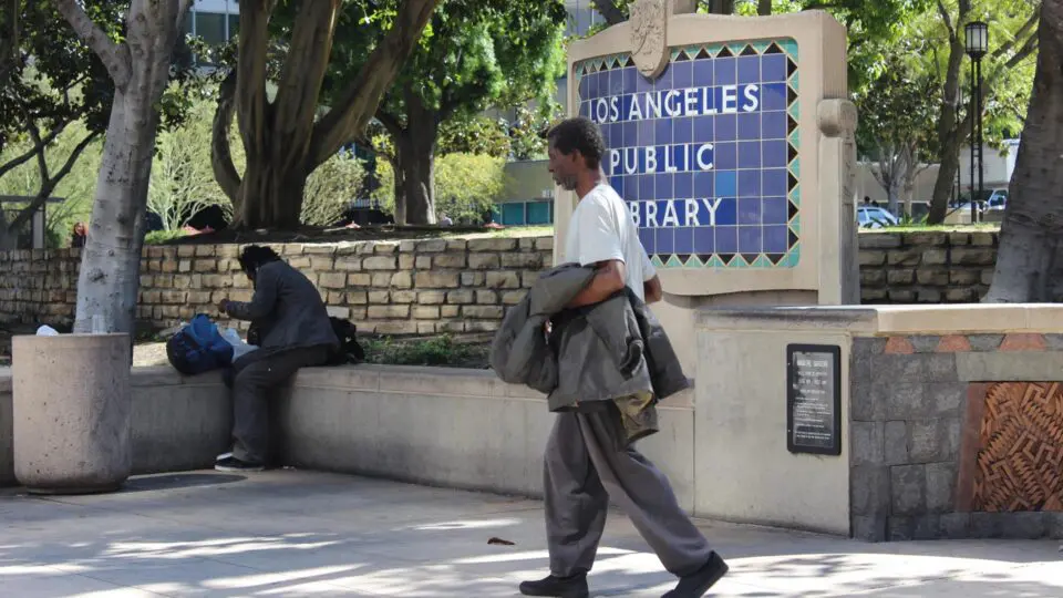 Moradores de rua perambulam por Los Angeles: a Califórnia tem uma das maiores taxas de desigualdade de renda dos EUA.