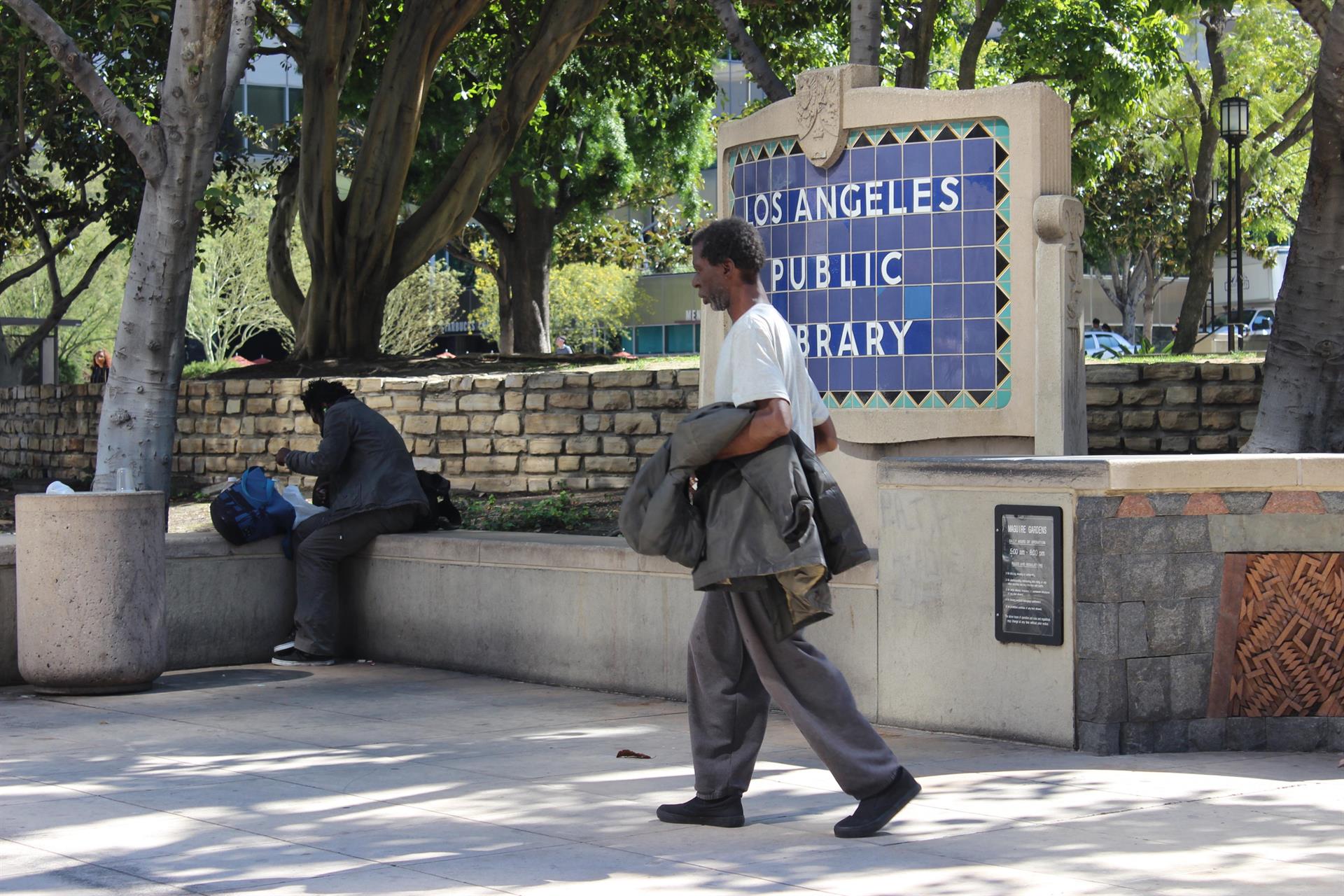 Moradores de rua perambulam por Los Angeles: a Califórnia tem uma das maiores taxas de desigualdade de renda dos EUA.