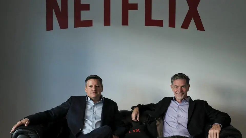 O CEO da Netflix, Reed Hastings (à direita), e seu chefe de conteúdo, Ted Sarandos (à esquerda), posam durante entrevista no Netflix Contact Center em Lisboa, Portugal, 21 de outubro de 2015.