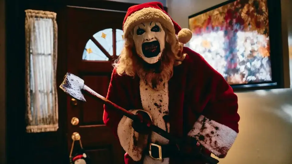 Art volta a atacar vestido de Papai Noel em "Terrifier 3"