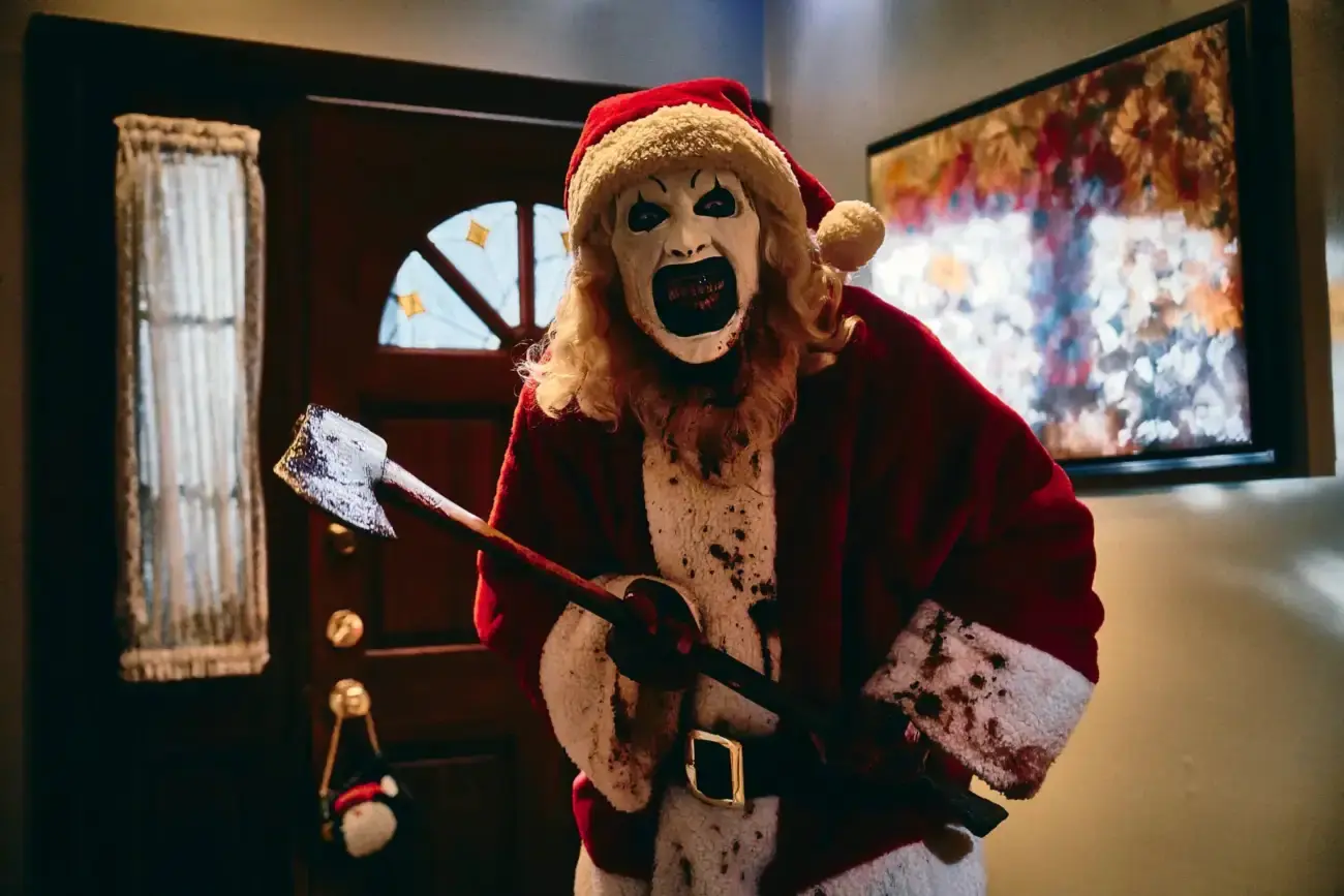 Art volta a atacar vestido de Papai Noel em "Terrifier 3"