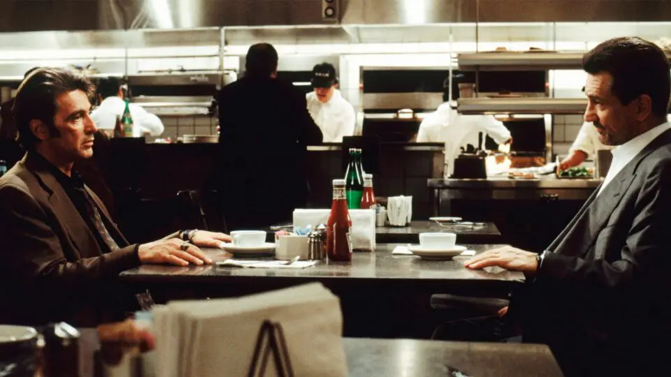 O encontro de Pacino com De Niro no restaurante em "Fogo Contra Fogo"