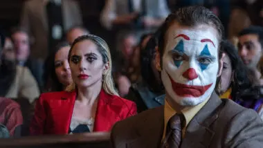 Harleen "Lee" Quinzel e Arthur Fleck, o Coringa, no tribunal