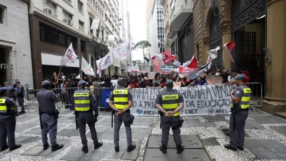 A Justiça acatou o pedido do sindicato dos professores e suspendeu as PPPs de novas escolas em São Paulo.