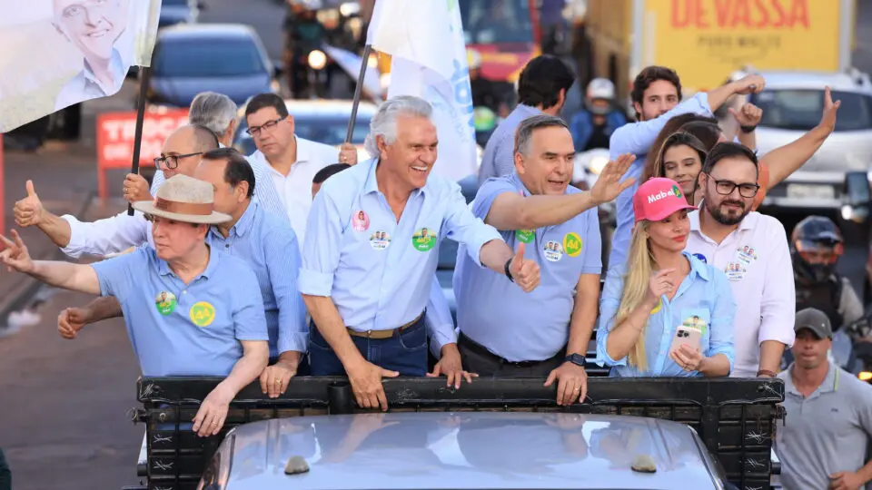 Efeito suspensivo garante direitos políticos de Sandro Mabel e Ronaldo Caiado até julgamento de recurso no TRE-GO.