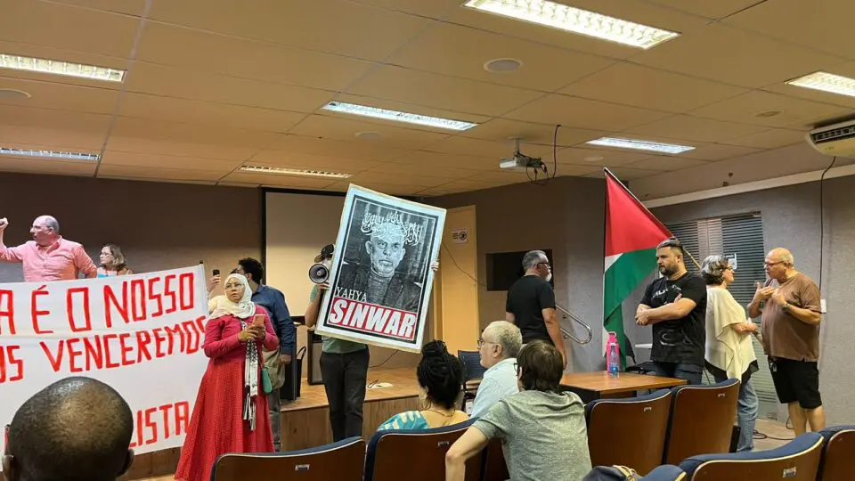 Ativistas antissemitas invadem palestra e hostilizam judeus