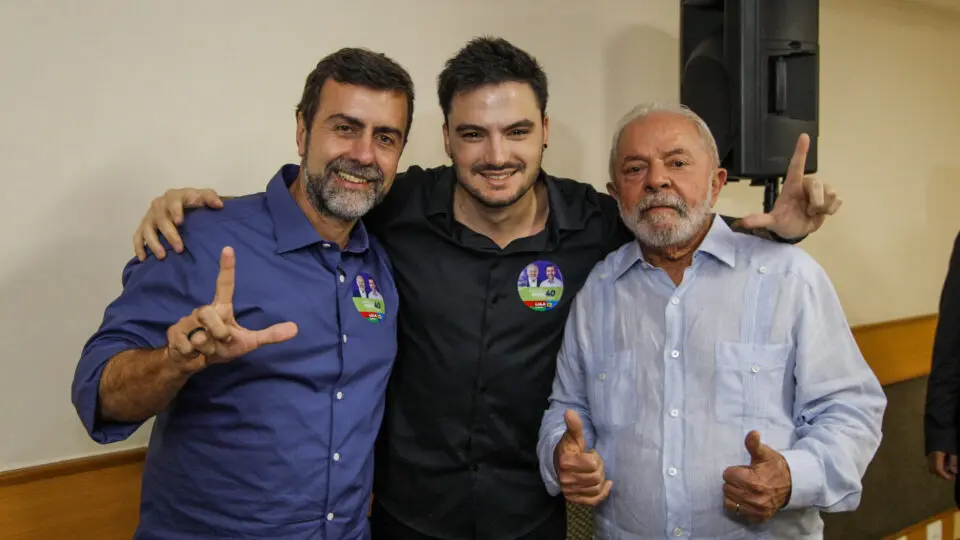 Felipe Neto (no centro) acompanhado de Marcelo Freixo (esquerda) e Lula (direita). Em novo livro, Neto reduz direita e esquerda a ódio e amor.