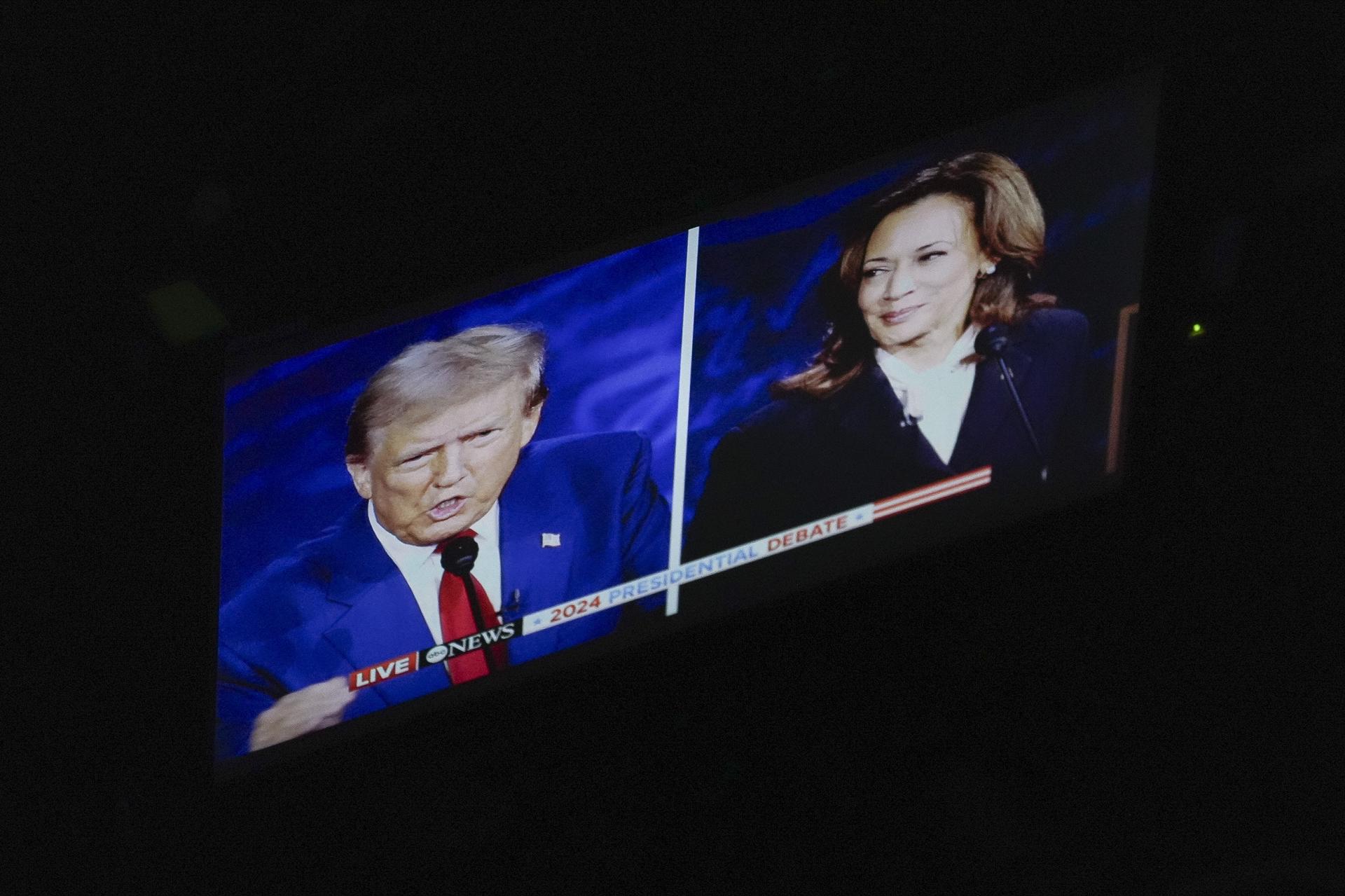 Monitor de TV mostra o debate presidencial entre o candidato republicano, Donald Trump, e a candidata democrata e vice-presidente dos EUA, Kamala Harris, organizado pela ABC News no National Constitution Center na Filadélfia, Pensilvânia, EUA, em 10 de setembro de 2024.