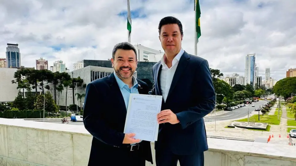 Os secretários do Planejamento do Paraná e de Santa Catarina mostram estudo de alteração da divisa entre os estados.