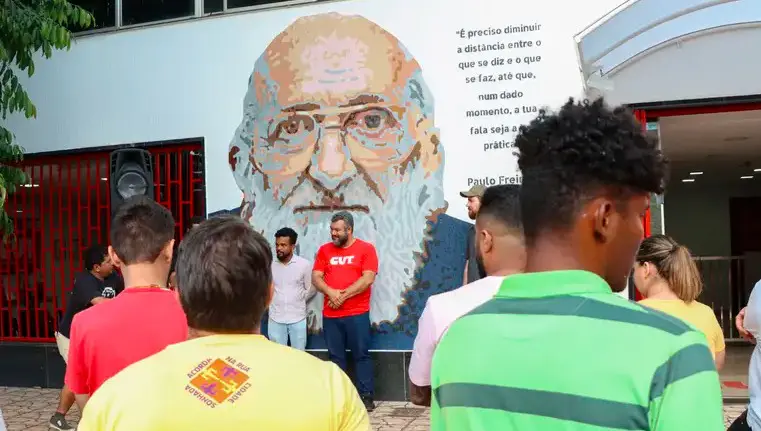 Painel em homenagem a Paulo Freire em Brasília: influência do educador marxista chegou às escolas dos EUA.