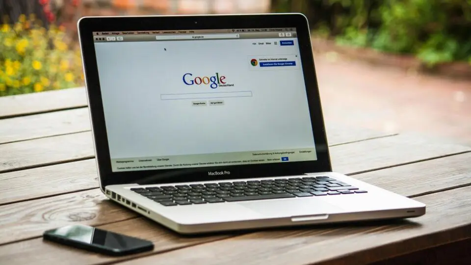 “Falha” em buscador do Google mostra mapa para votar somente em Kamala nos EUA
