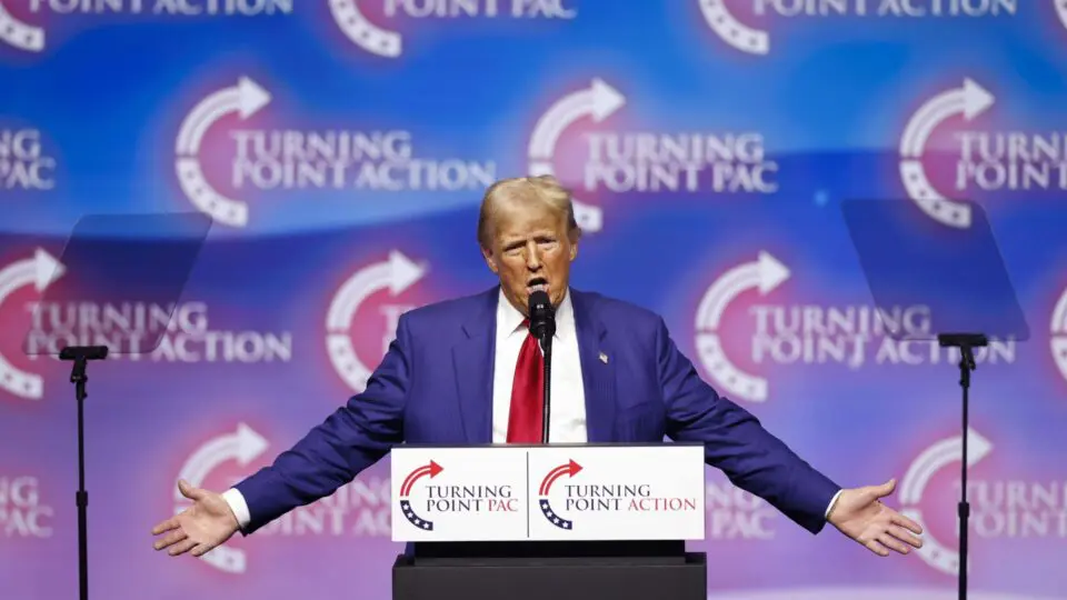 Donald Trump discursa no comício de campanha do Turning Point PAC no UNLV Thomas & Mack Center em Las Vegas, Nevada, EUA, 24 de outubro de 2024.