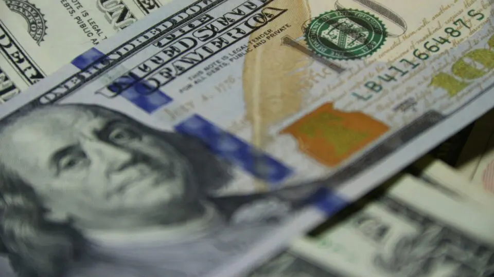 Dólar dispara na abertura dos negócios após vitória de Trump