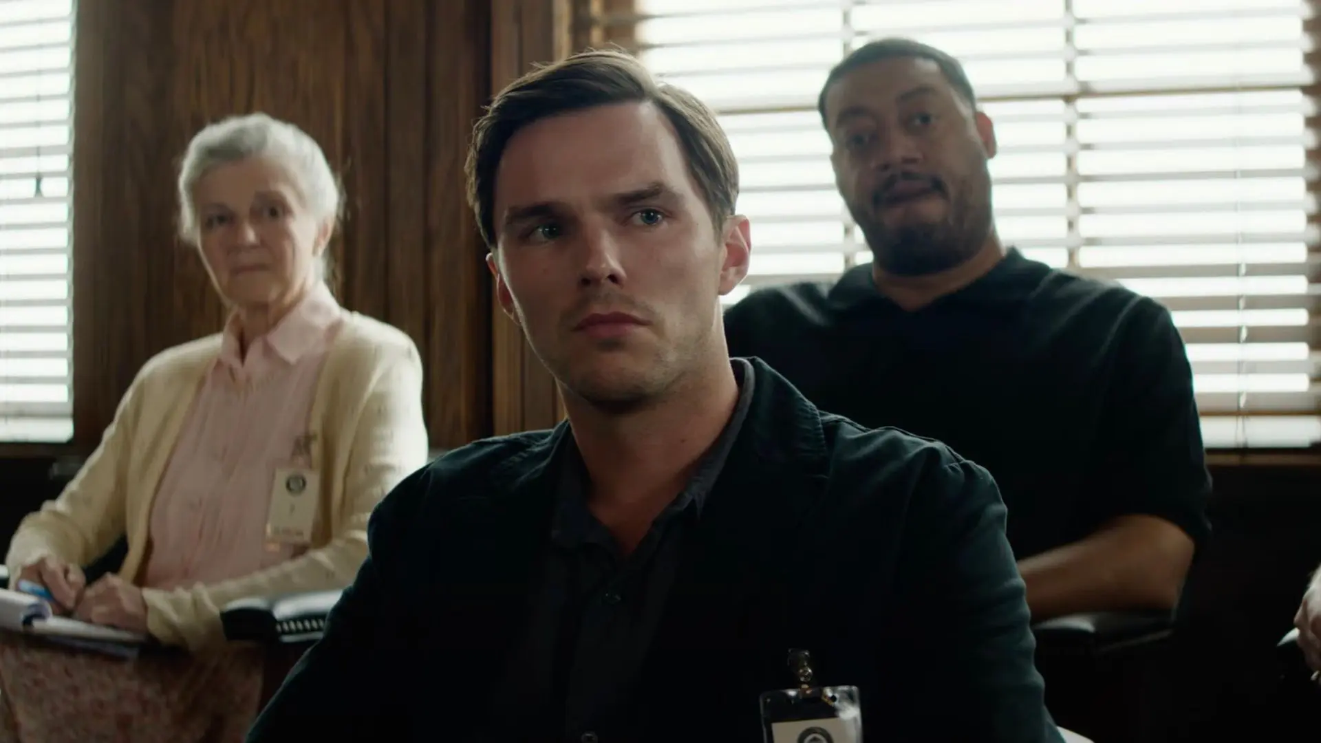 Nicholas Hoult em cena de "Jurado Nº2"