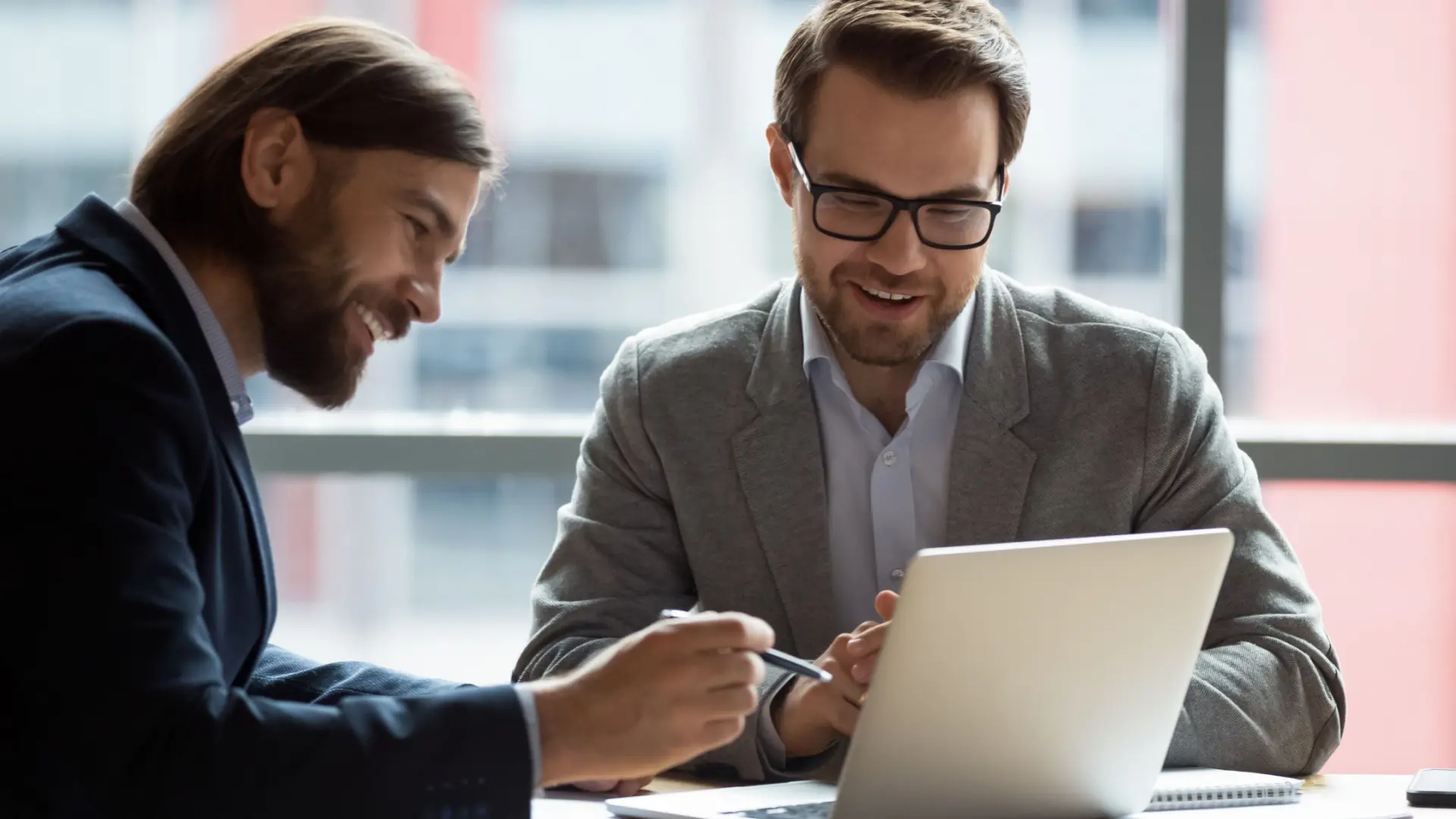 A busca por engajamento e a obrigação legal são fatores que motivam as empresas oferecerem vantagens