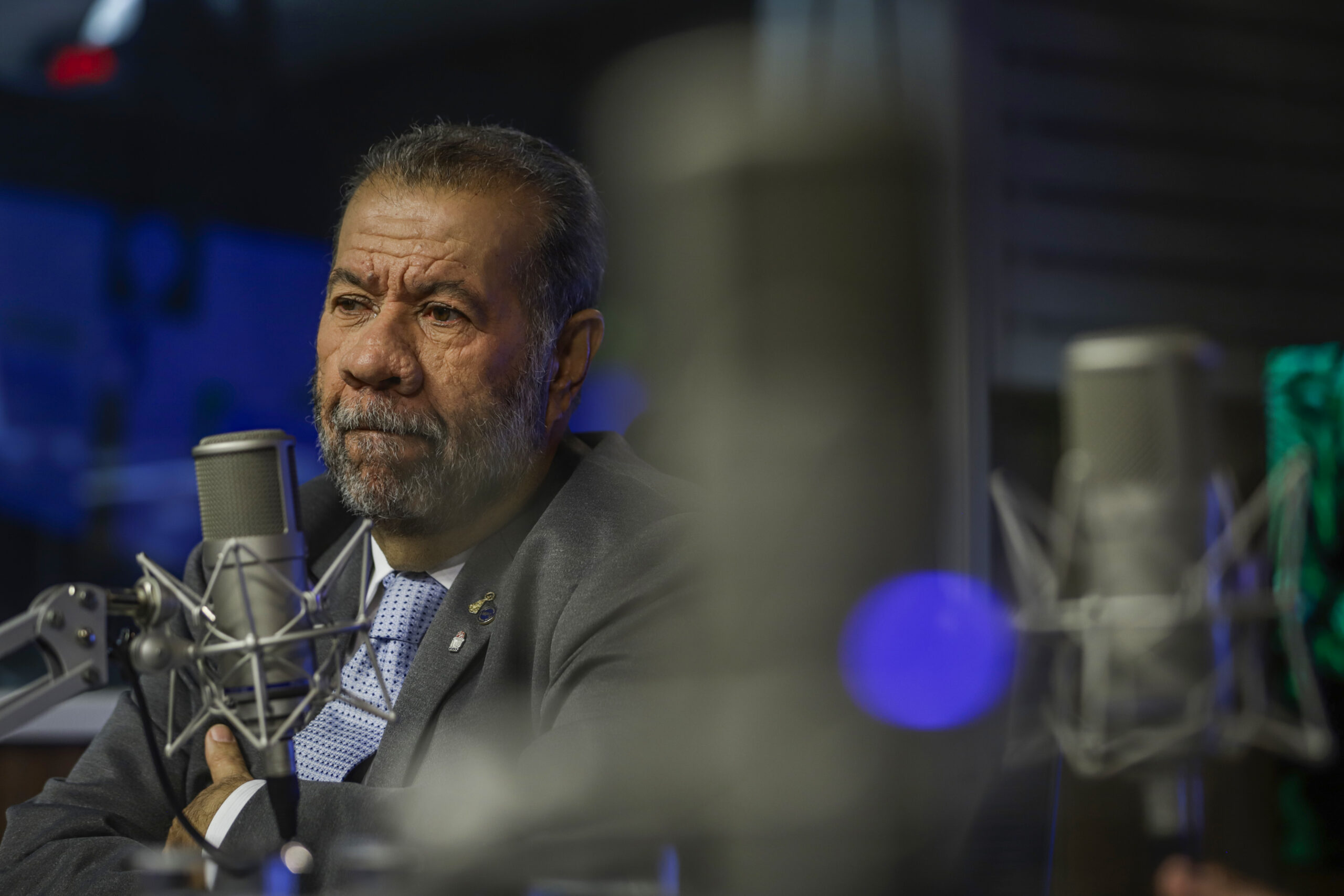 Ministro Carlos Lupi diz que deixará o governo Lula se corte de gastos afetar seu ministério.