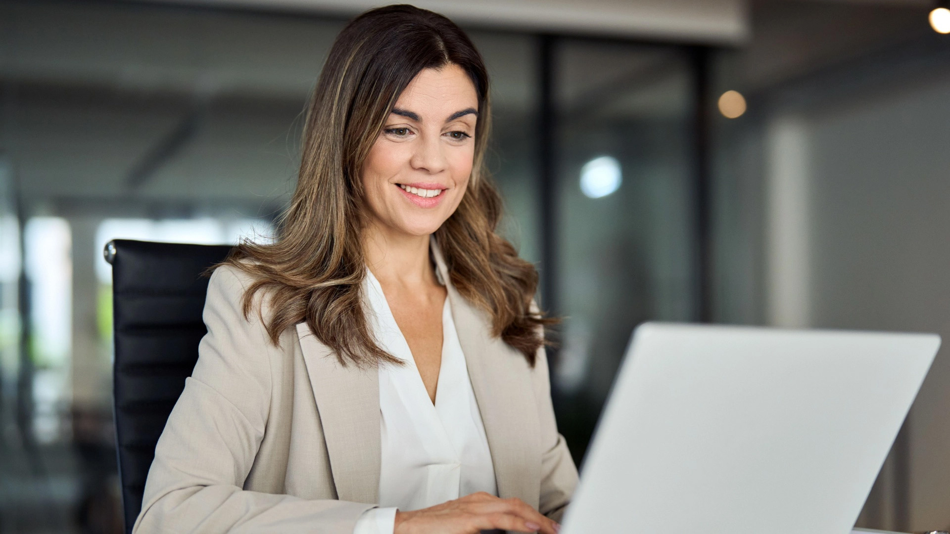 Uma abordagem estratégica e bem planejada permite que a empresa continue a prosperar e preserve seus valores