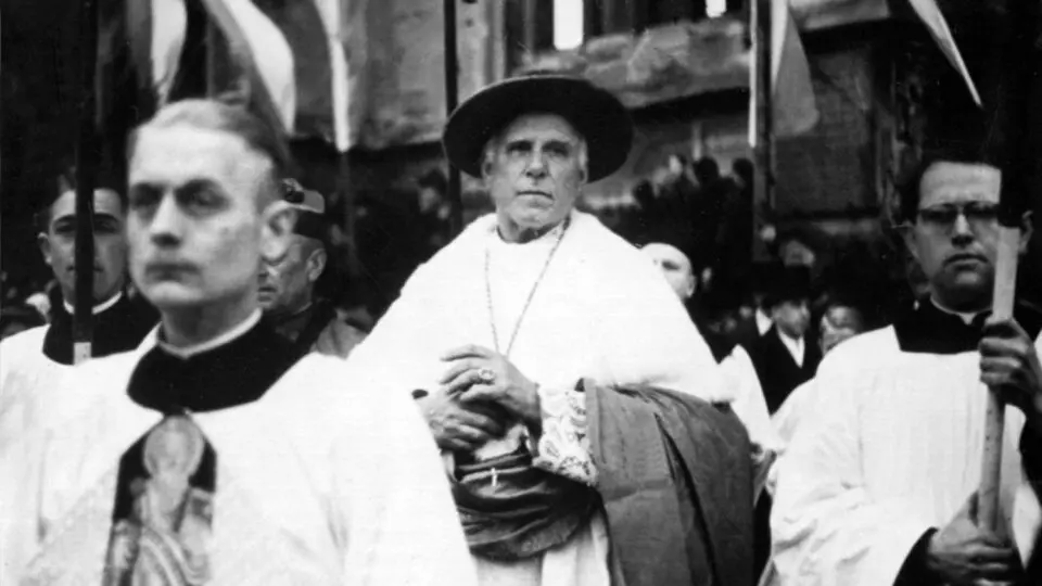 Imagem sem data mostra o bispo católico alemão Clemens August Graf von Galen (no centro da imagem) participando de uma procissão em Muenster, Alemanha. Clemens August von Galen criticou abertamente os nazistas e seus assassinatos por eutanásia
