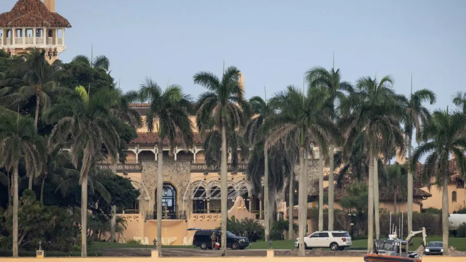 Em meio a ameaças, Trump coloca "cão-robô" para patrulhar sua residência na Flórida