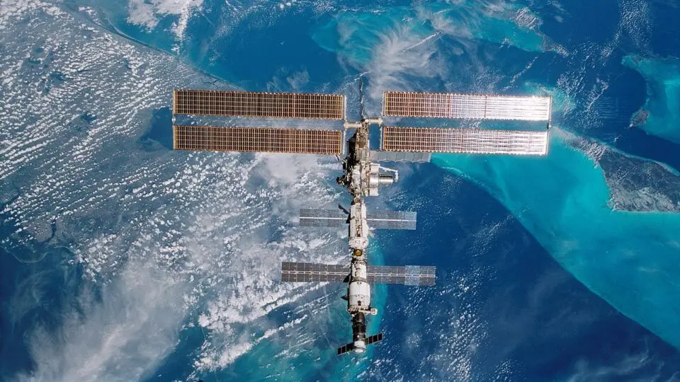 Estação Espacial Internacional orbita a Terra passando acima da Flórida, no começo de sua operação em 2001.