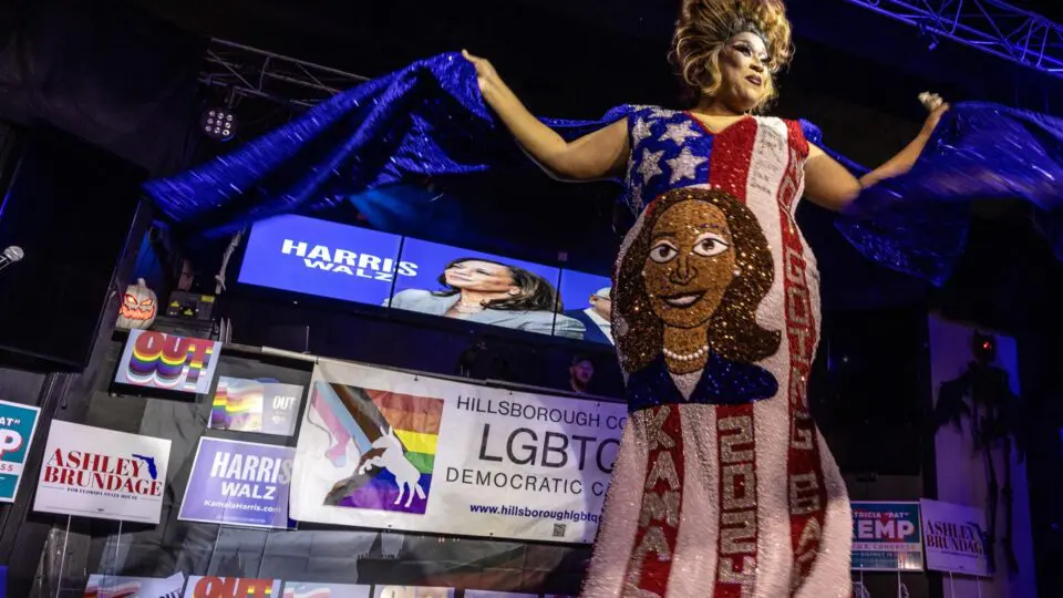 A drag queen Dede Santos, usando um vestido com a imagem da vice-presidente dos EUA, Kamala Harris, se apresenta durante o evento "Get Out the Vote Drag Spectacular" para eleitores LGBTQ+, organizado pela equipe Harris-Walz, no clube Southern Nights em Tampa, Flórida, EUA, 01 de novembro de 2024.