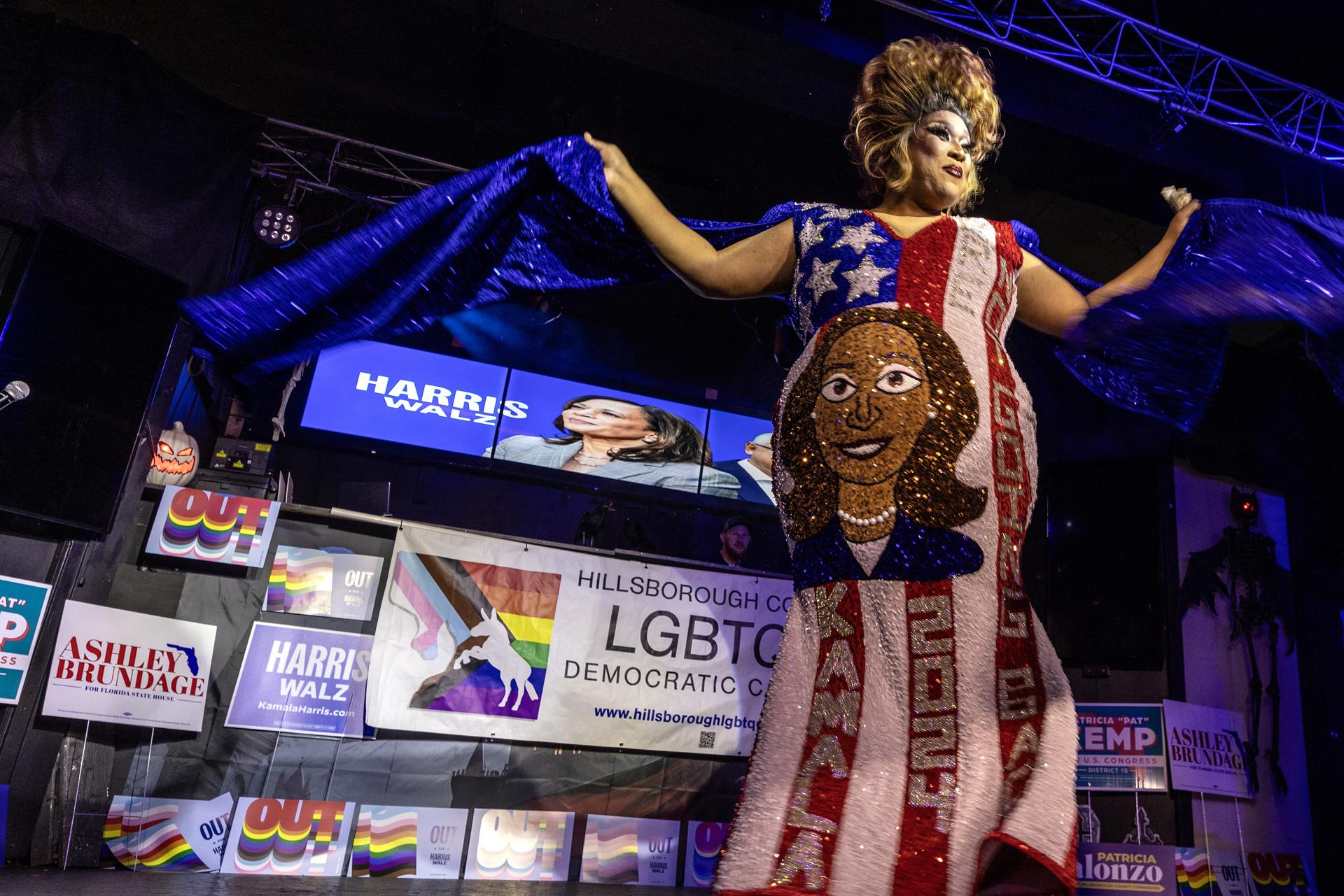 A drag queen Dede Santos, usando um vestido com a imagem da vice-presidente dos EUA, Kamala Harris, se apresenta durante o evento &#8220;Get Out the Vote Drag Spectacular&#8221; para eleitores LGBTQ+, organizado pela equipe Harris-Walz, no clube Southern Nights em Tampa, Flórida, EUA, 01 de novembro de 2024.