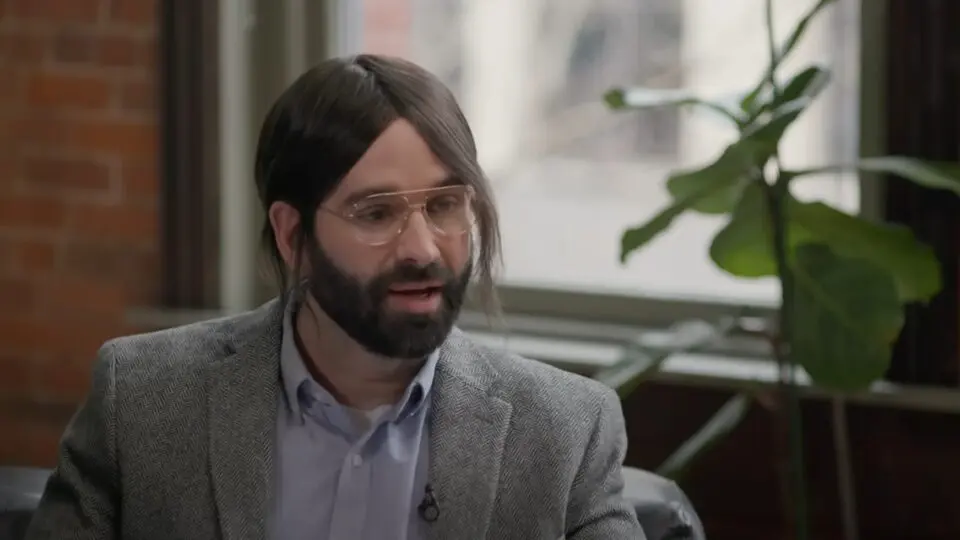 Matt Walsh, comentarista conservador dos EUA, se disfarça de progressista com peruca em documentário e entrevista famosos especialistas em "antirracismo".